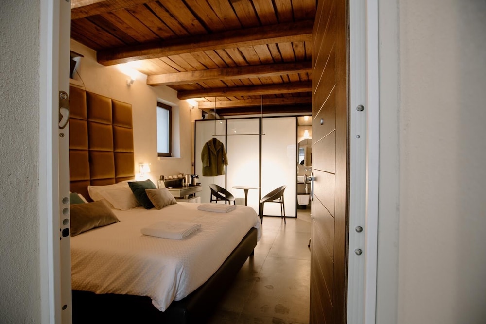 Basic Room, 1 King Bed - Photo 2