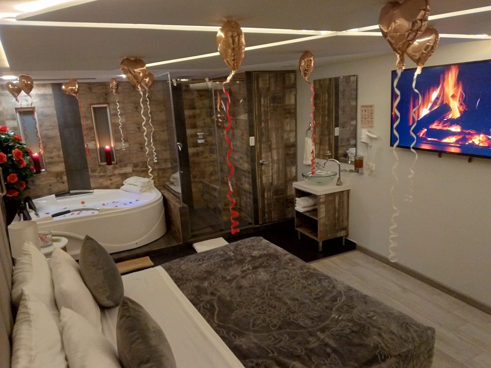 Deluxe Room, Jetted Tub