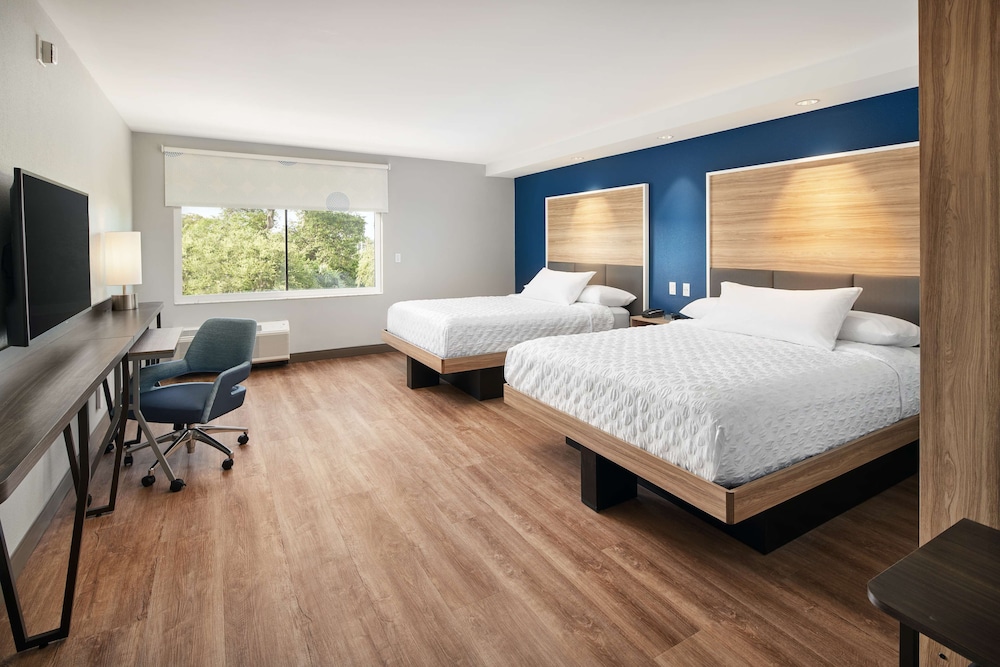 Room, 2 Queen Beds, Accessible (Roll-In Shower) - Photo 1