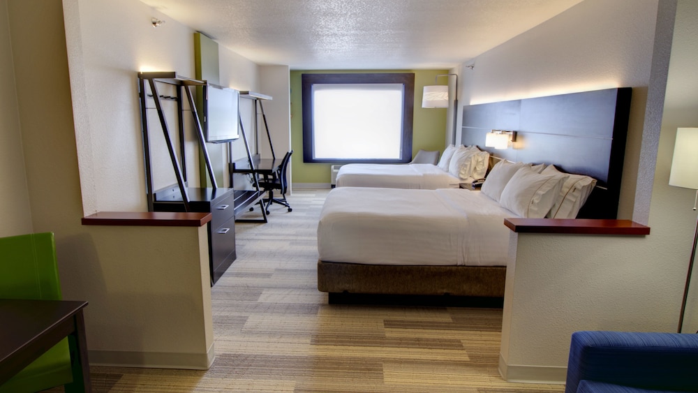 Suite, 1 King Bed, Accessible (Communication, Accessible Tub) photo 3