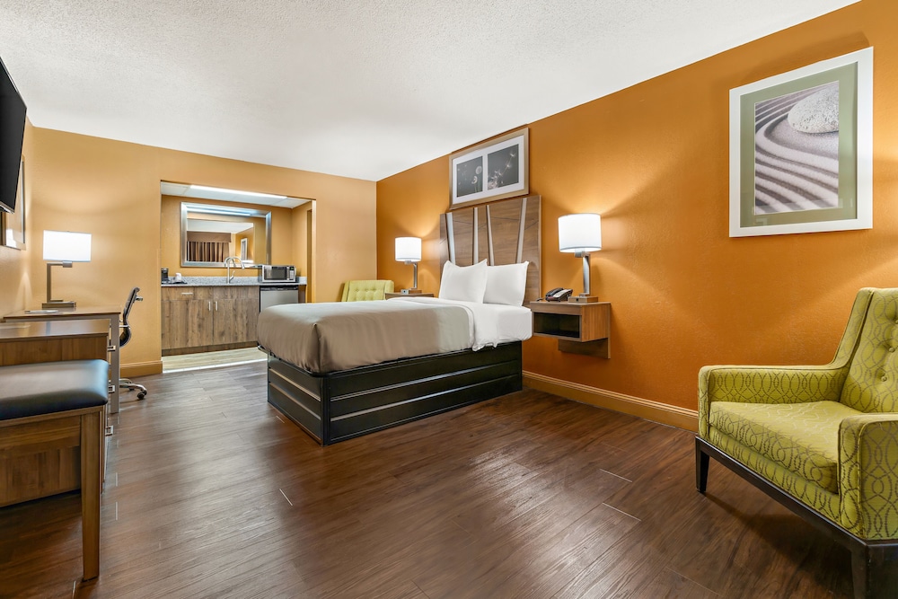 Suite, 1 King Bed, Non Smoking (Living Room) - Photo 8