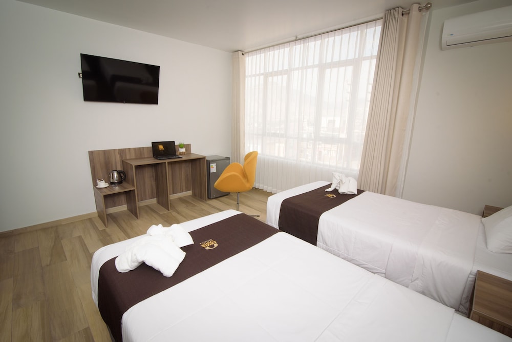 Twin Room, 2 Twin Beds, Ensuite photo 2