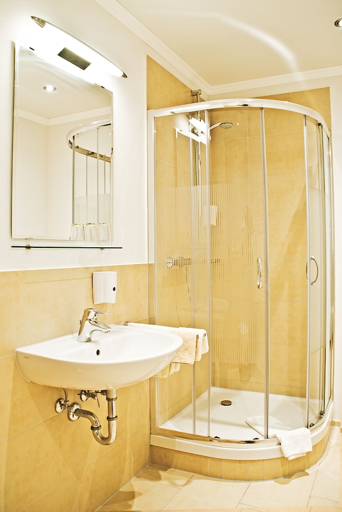 Single Room, Ensuite photo 3