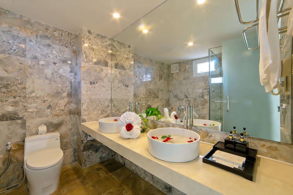 Deluxe King Room - Photo 12