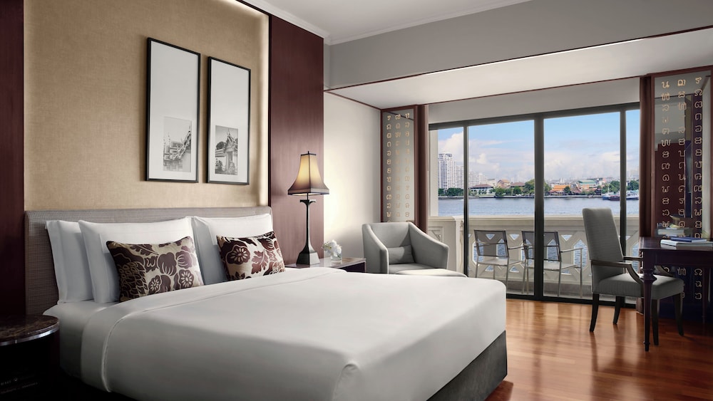 Deluxe Riverfront Room thumbnail 5