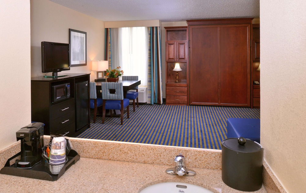 Standard Room, 1 Queen Bed, Non Smoking, Refrigerator & Microwave (with Single Sofabed) photo 2