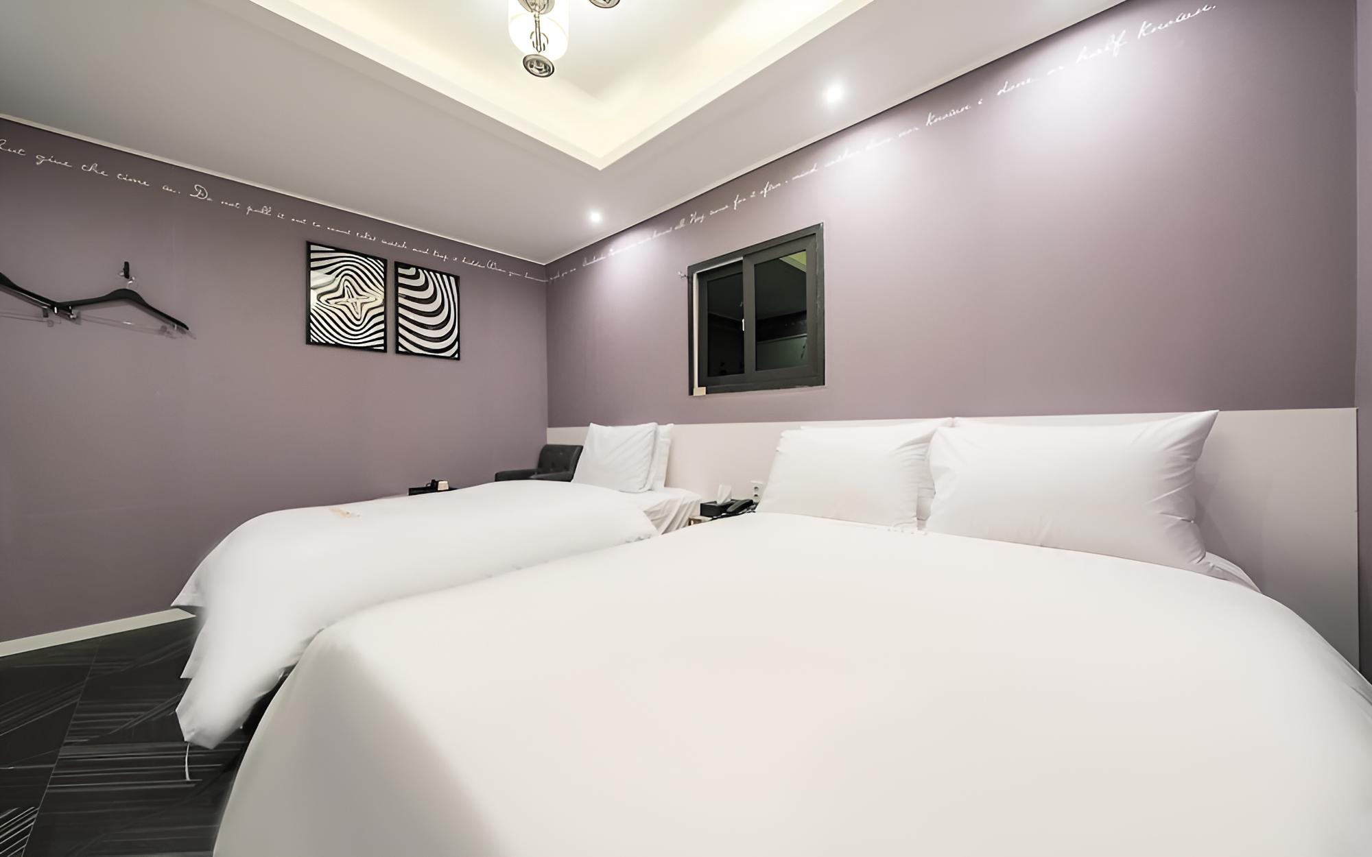 Room (Premium Twin (TV)) - Photo 7