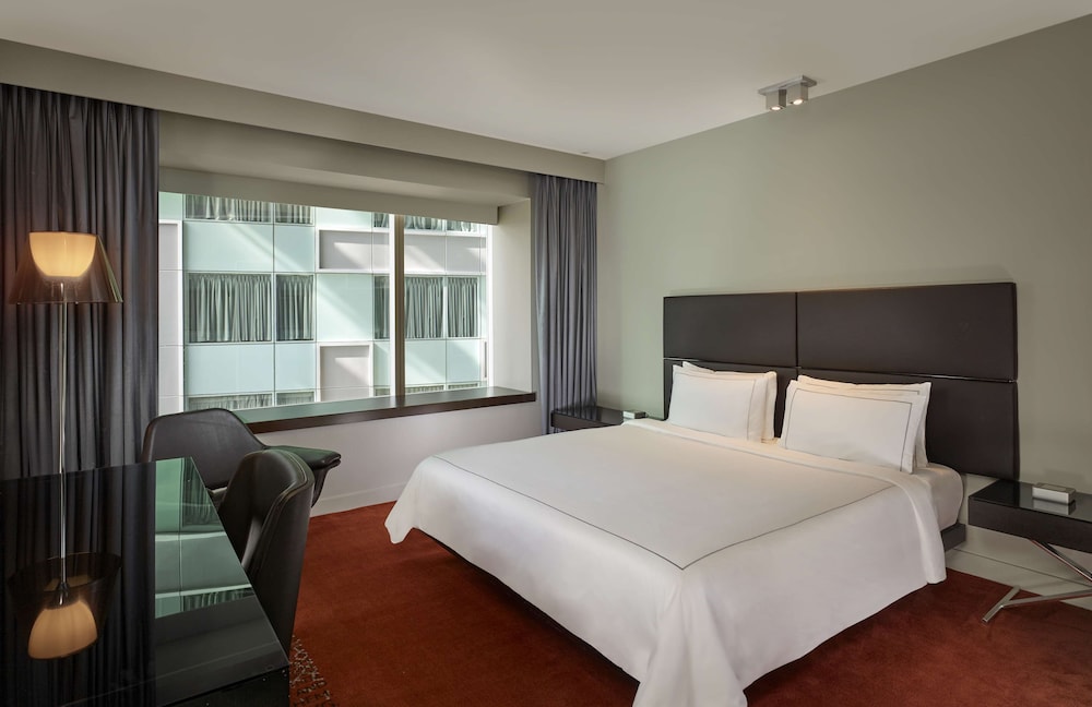 Superior Room, 1 King Bed (Atrium Facing)