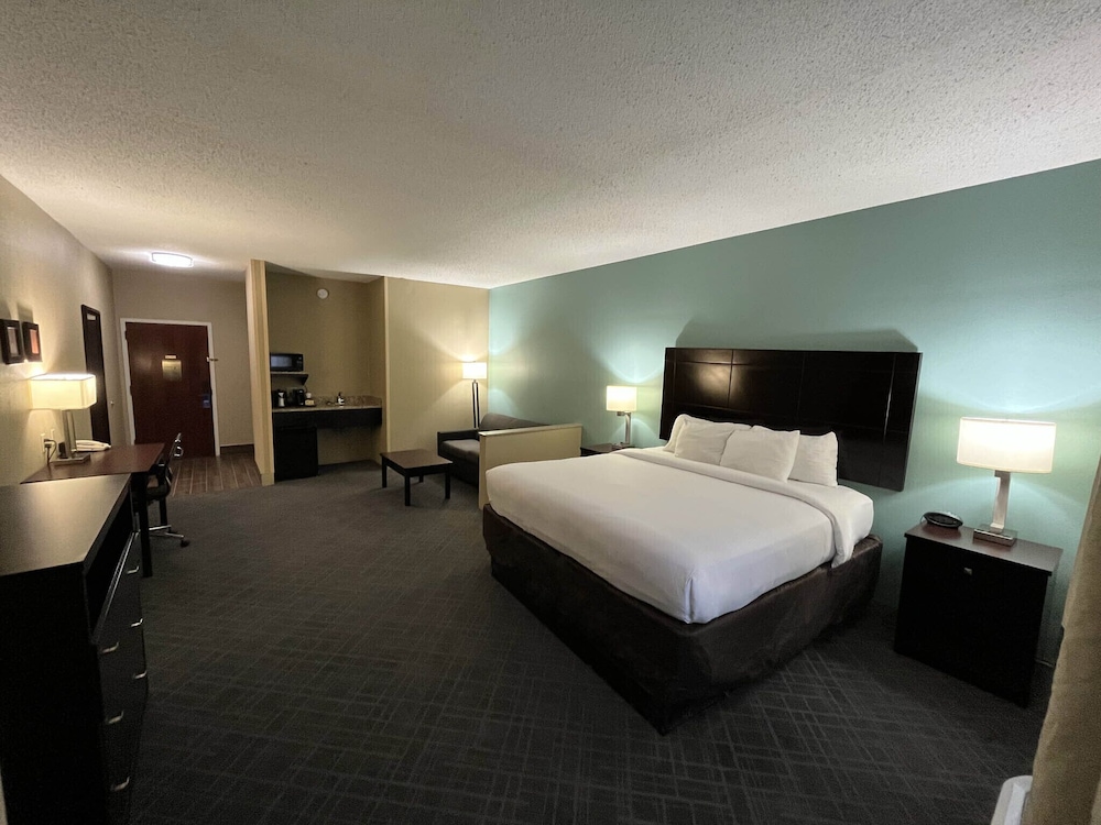 Deluxe Suite, 1 King Bed, Non Smoking, Refrigerator & Microwave photo 2