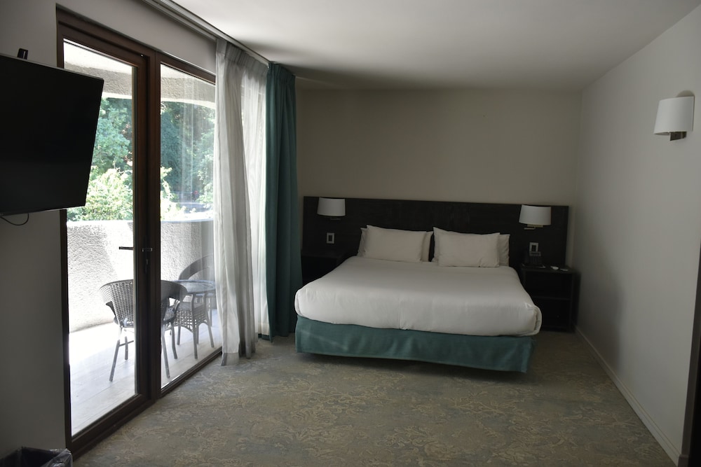 Deluxe Studio Suite, 1 King Bed, Terrace photo 3