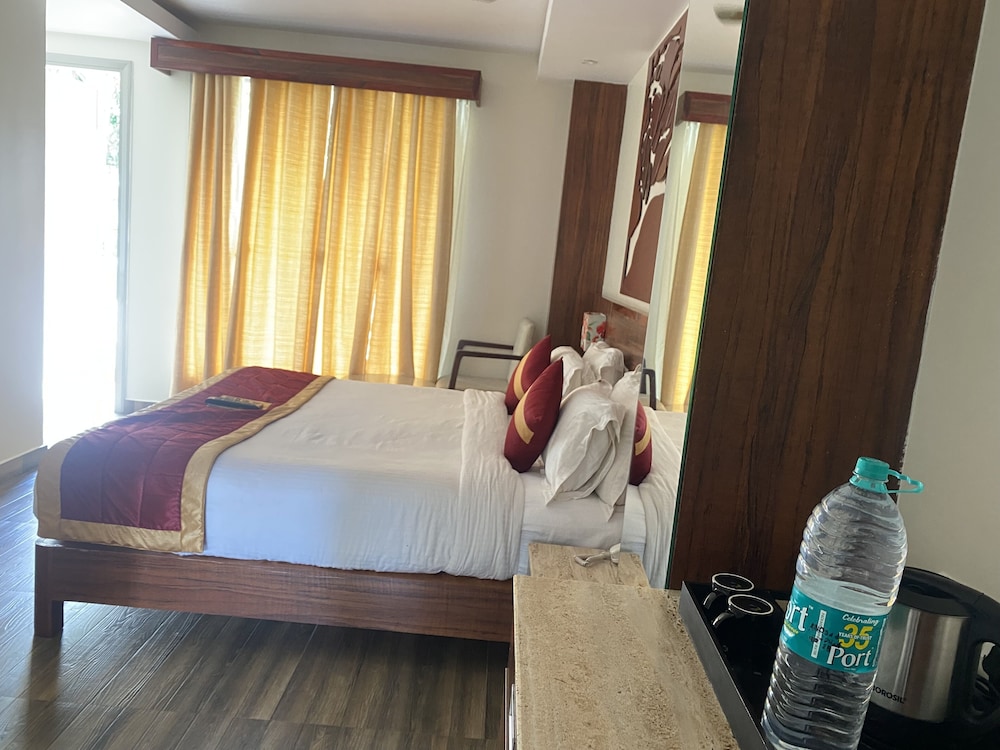 Premium Room with Balcony - Photo 5