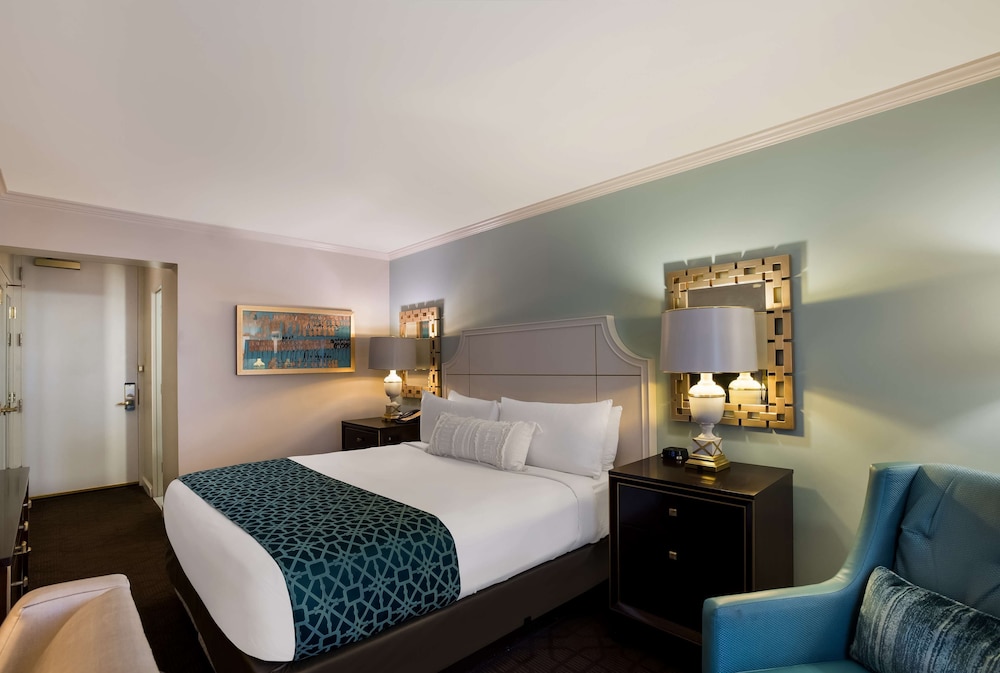 Deluxe Room, 1 King Bed, Accessible (Hearing) - Photo 3