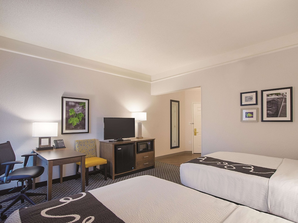 Room, 2 Double Beds, Non Smoking - Photo 4