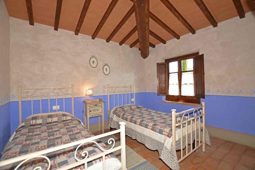 Family Villa, Multiple Bedrooms, Mountainside (Villa Casacheta) photo 3