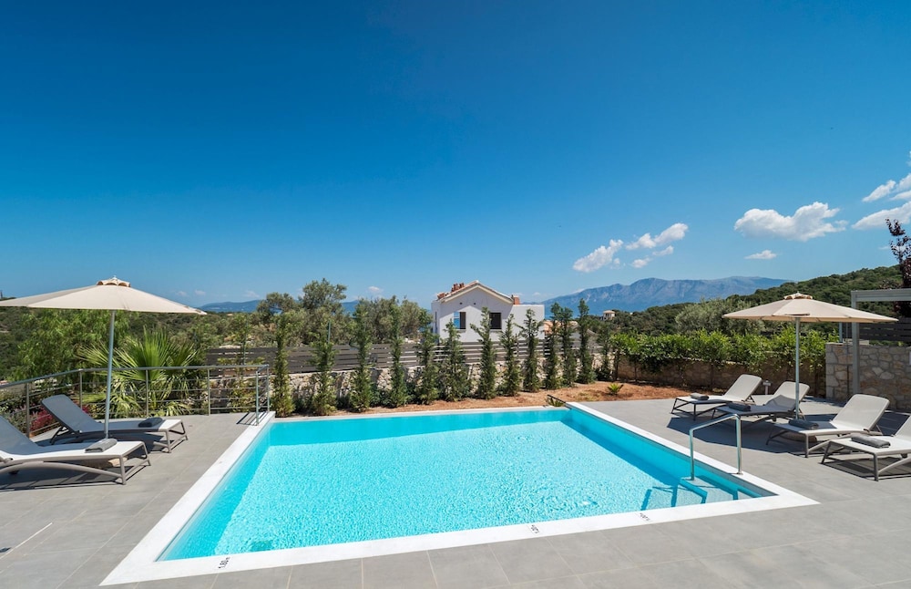 Villa photo 2