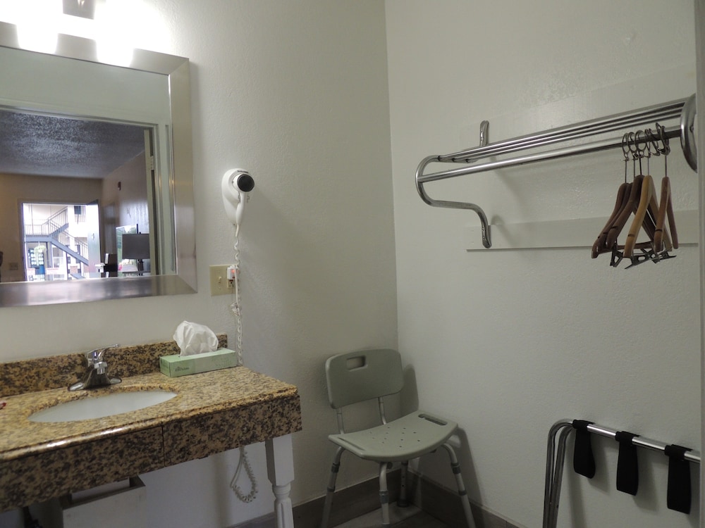 Room, Accessible - Photo 6