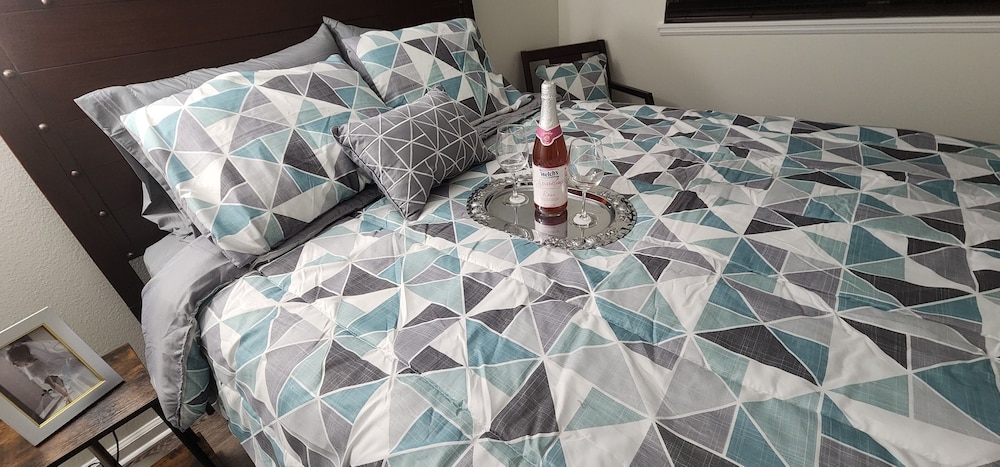 Deluxe Room, 1 Queen Bed photo 2