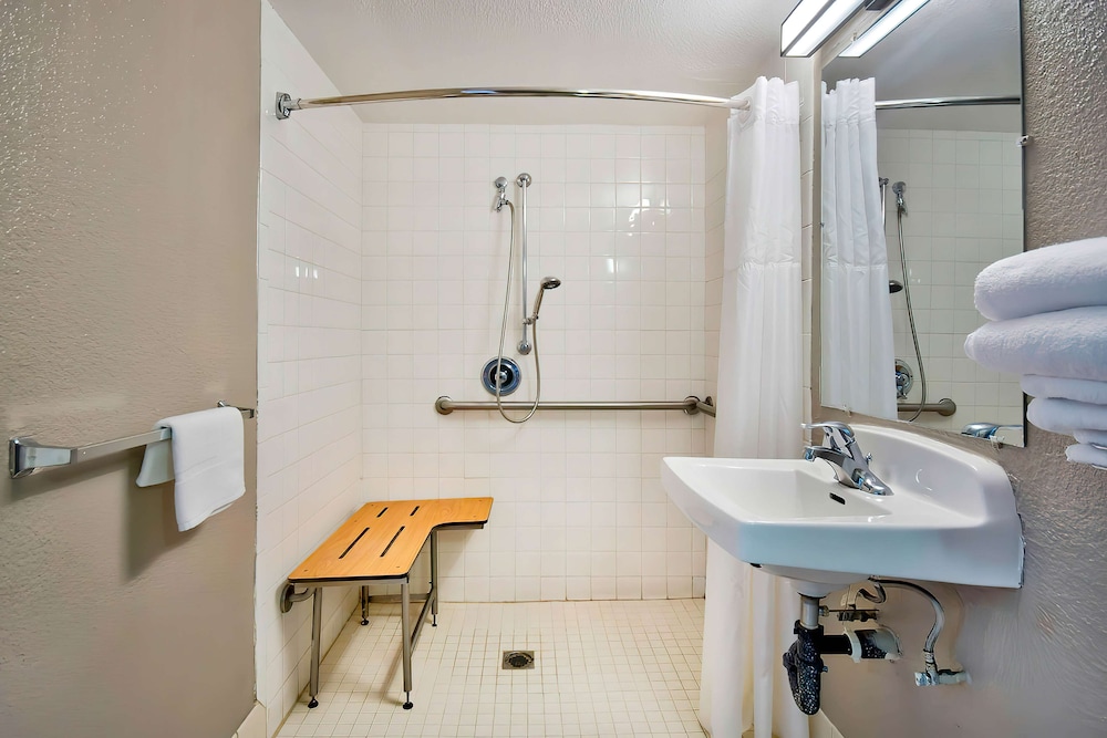 Standard Room, 1 Double Bed, Accessible, Non Smoking photo 2