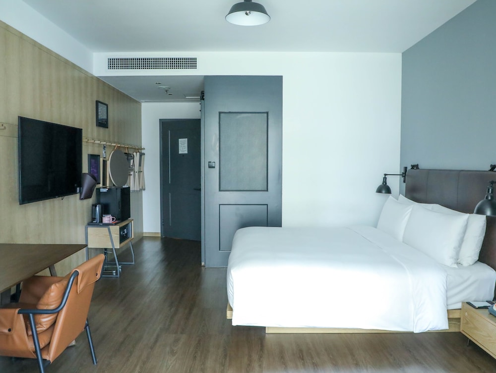 Room, 1 King Bed, City View - Photo 3