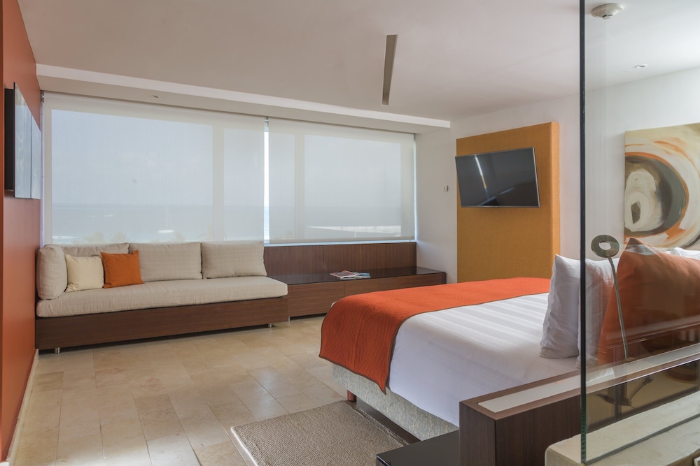 Room, 1 King Bed, Club Lounge Access, Lagoon View (Lagoon View) - Photo 4