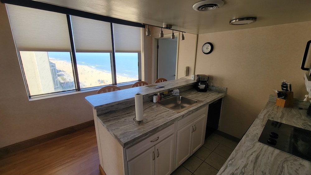 Panoramic Penthouse, 2 Bedrooms, Balcony, Ocean View photo 3