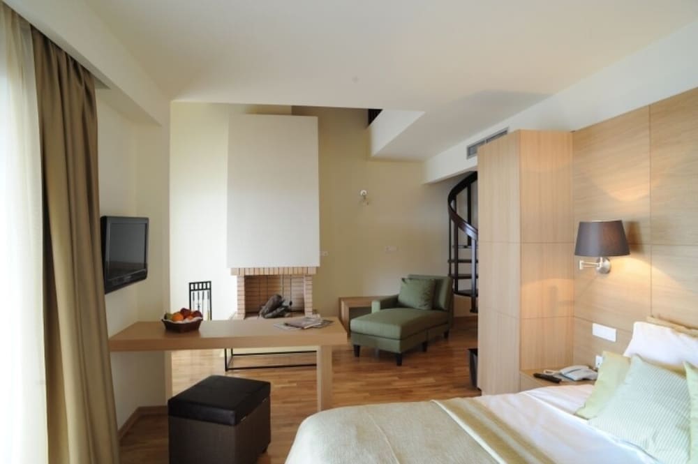Executive Suite - Photo 1