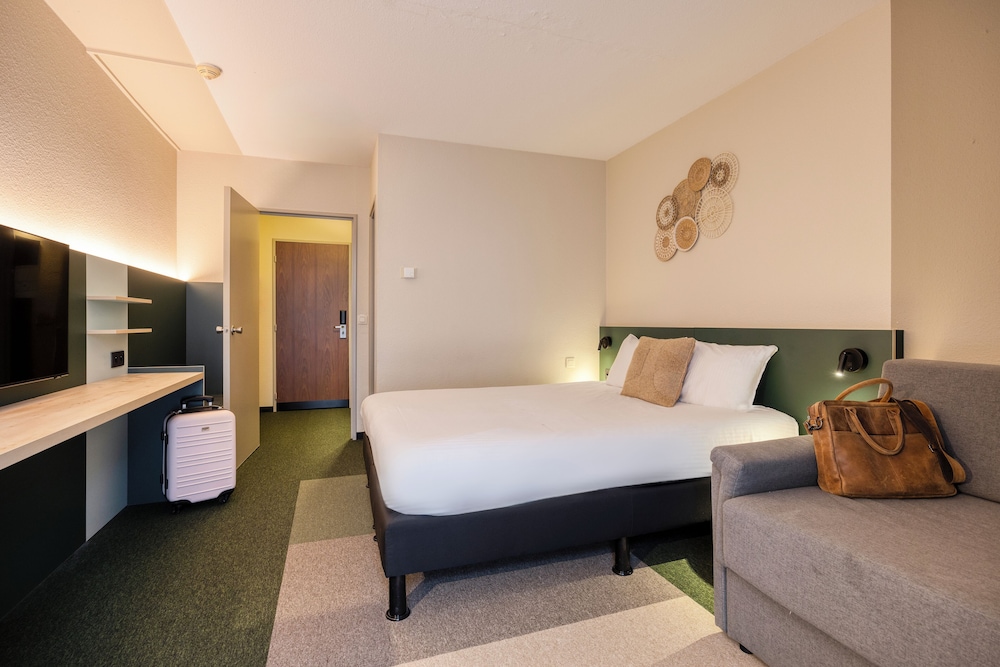 Family Quadruple Room, 1 Queen Bed with Sofa bed - Photo 9
