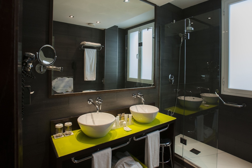 Superior Double Room Single Use thumbnail 6