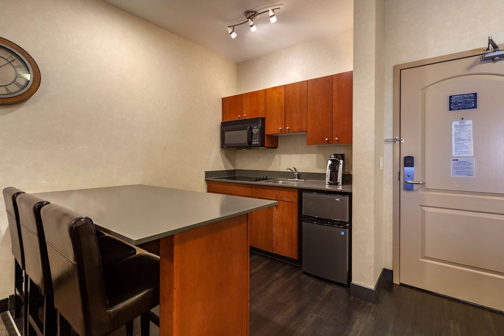 Suite, 2 Queen Beds, Non Smoking, Kitchenette photo 2