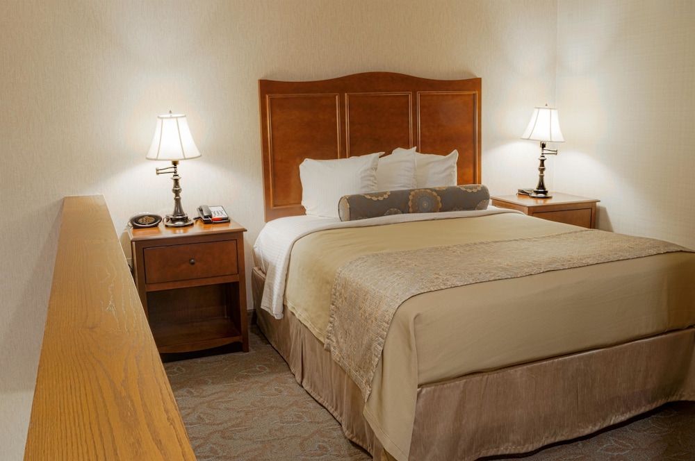 Suite, 1 Queen Bed, Non Smoking, Jetted Tub - Photo 2