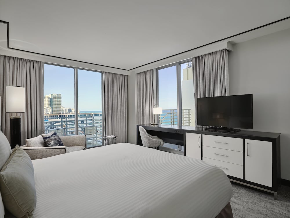 Suite, 1 King Bed, Balcony