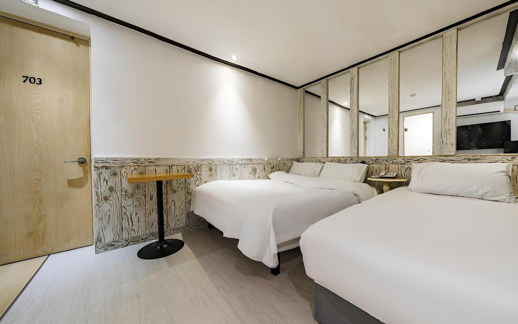 Room (Twin - Consecutive nights not allowed) - Photo 1