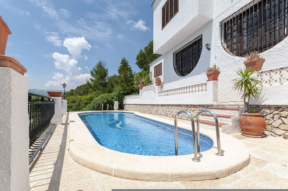 Villa photo 2