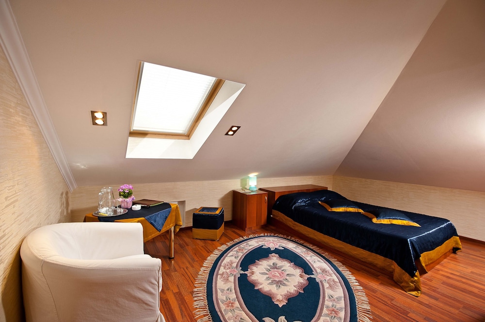 Economy Room, Mezzanine photo 1