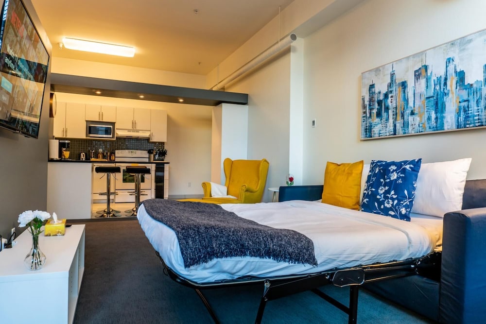 Comfy DT Loft w Parking Rooftop Patio BBQ Gym, 写真 35