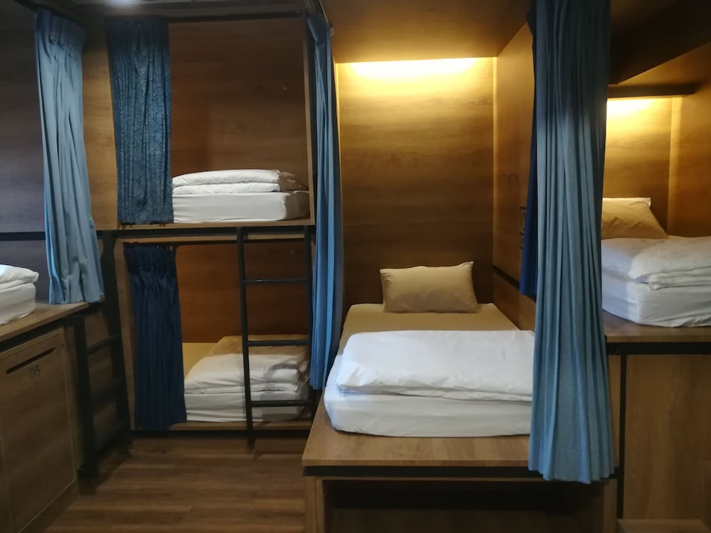5 Beds Lady Dorm Room with Bathroom photo 2