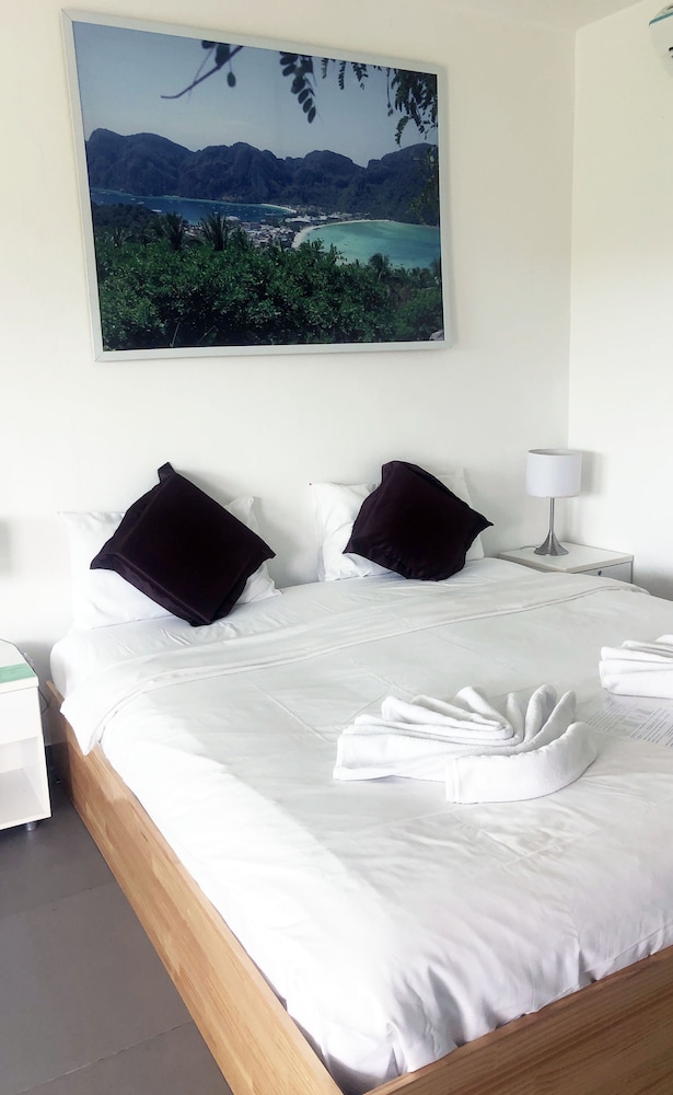 Deluxe Quadruple Room, Multiple Beds, Garden View, Ground Floor photo 3