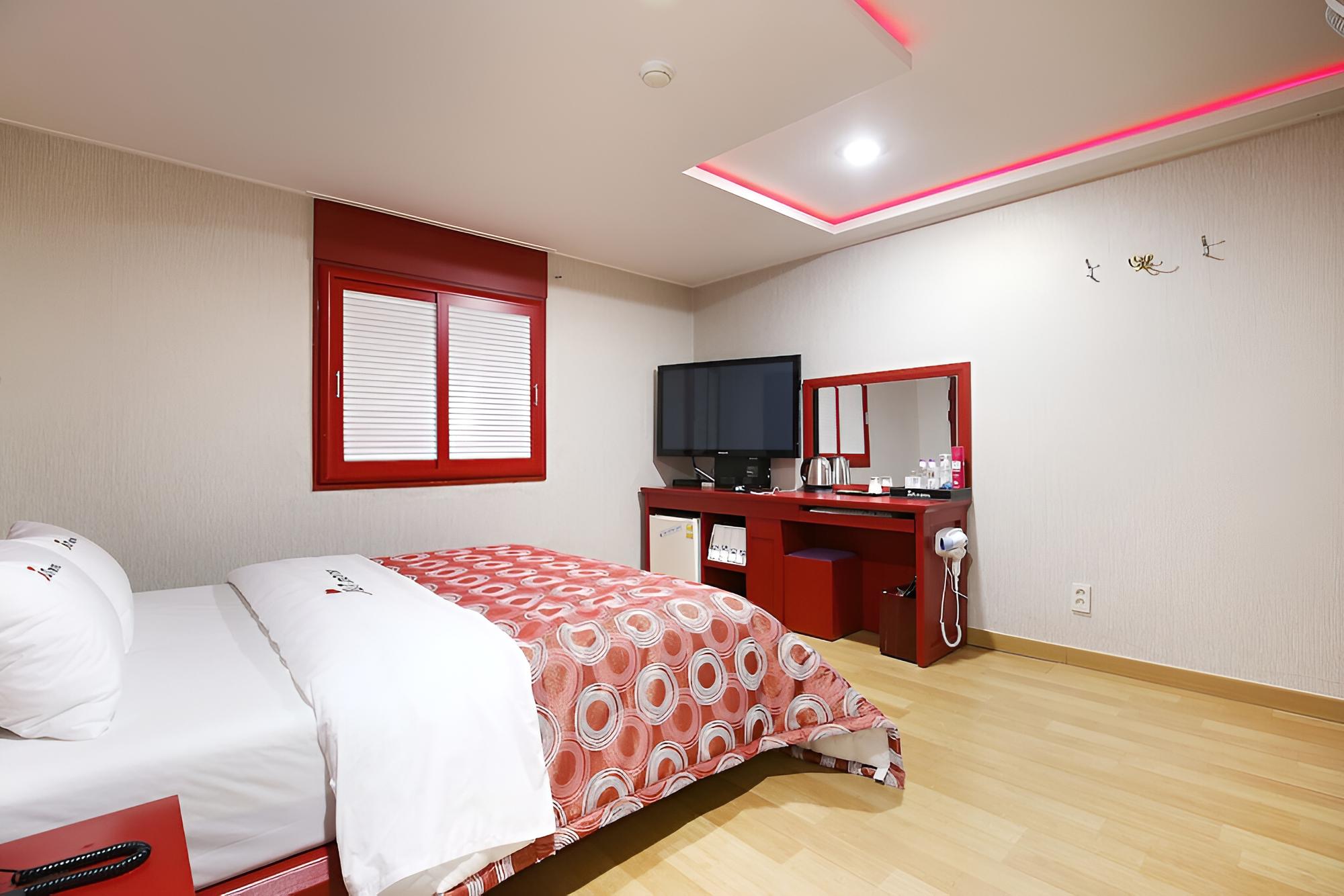 Room (Suite room RED) - Photo 9