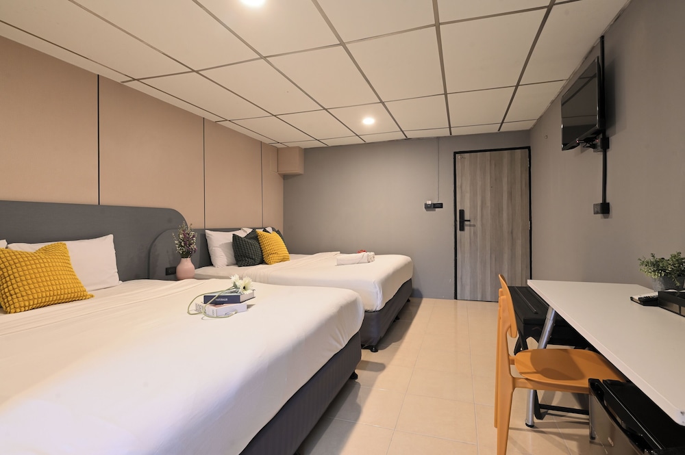 Deluxe Triple City View Room photo 2