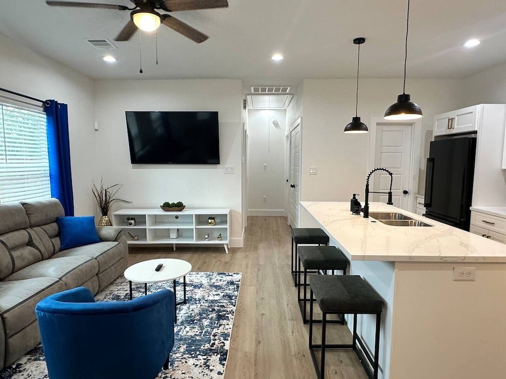 Cozy 3br Retreat With Yard, Billede 16