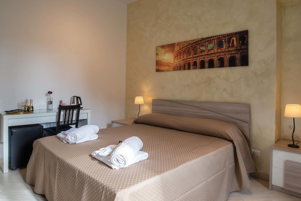 Comfort Room, 1 Queen Bed, Ensuite photo 2