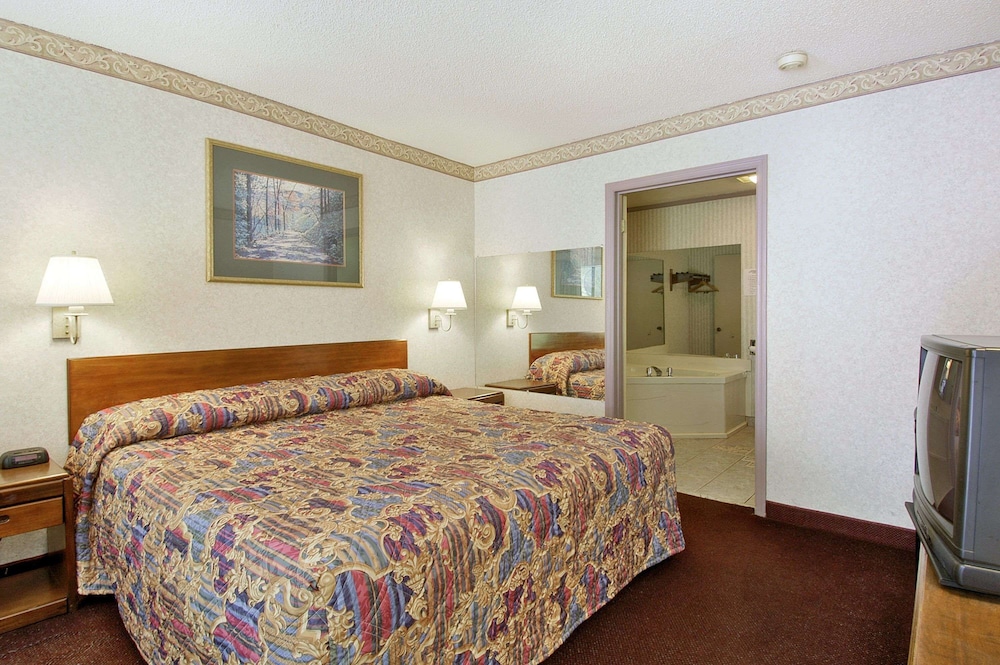 Suite, 1 King Bed, Smoking, Hot Tub photo 1