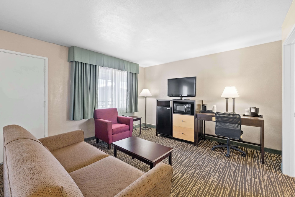 Standard Room, Multiple Beds, Non Smoking, Microwave (Oversized Room) photo 3