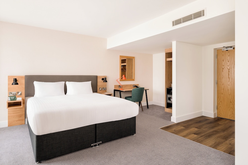 Premium Room, 1 King Bed - Photo 5
