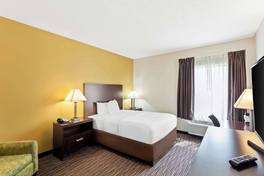 Standard Room, 1 Queen Bed, Non Smoking, Refrigerator & Microwave - Photo 1