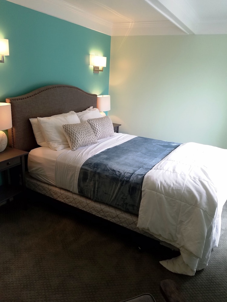 2 Bedroom Luxury Townhome, Fireplace, Kitchen - Not Pet Friendly photo 2