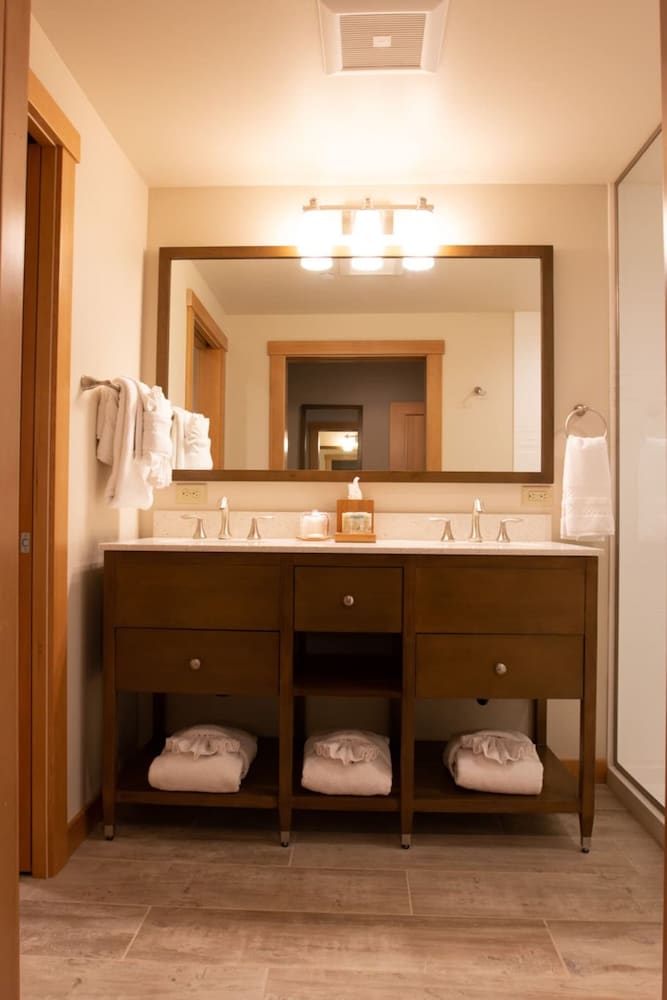 Premier Studio, 1 King Bed (1st Floor, Non Pet-Friendly) photo 3