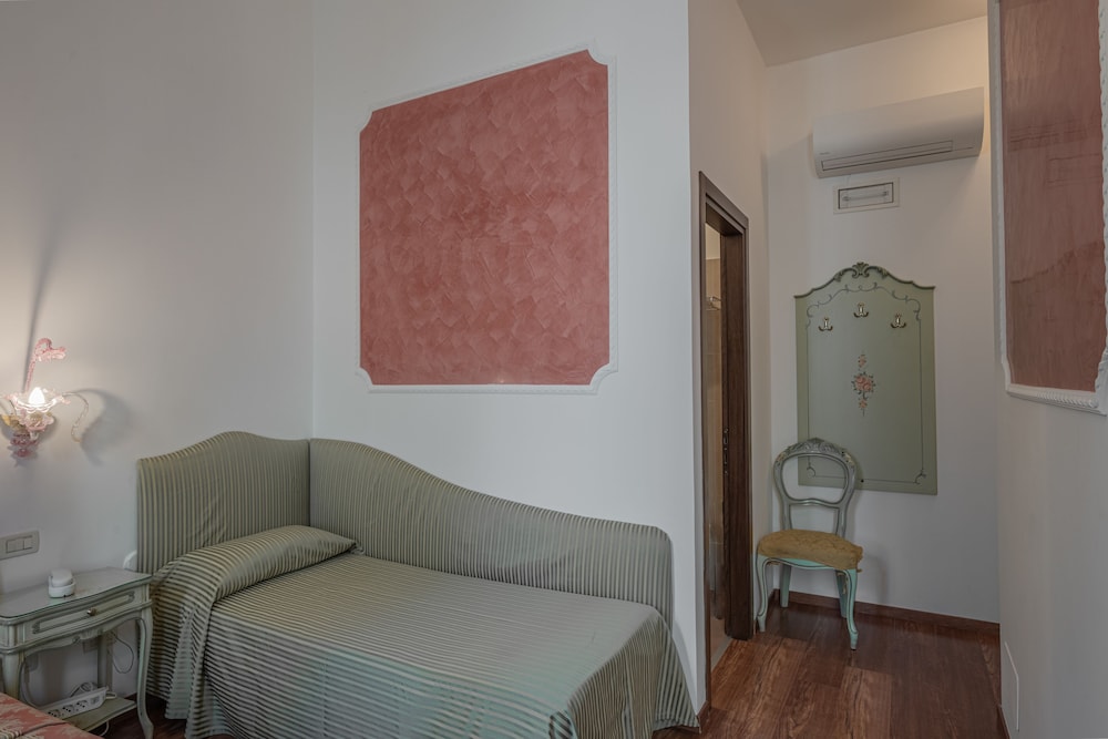 Standard Triple Room, Canal View photo 2