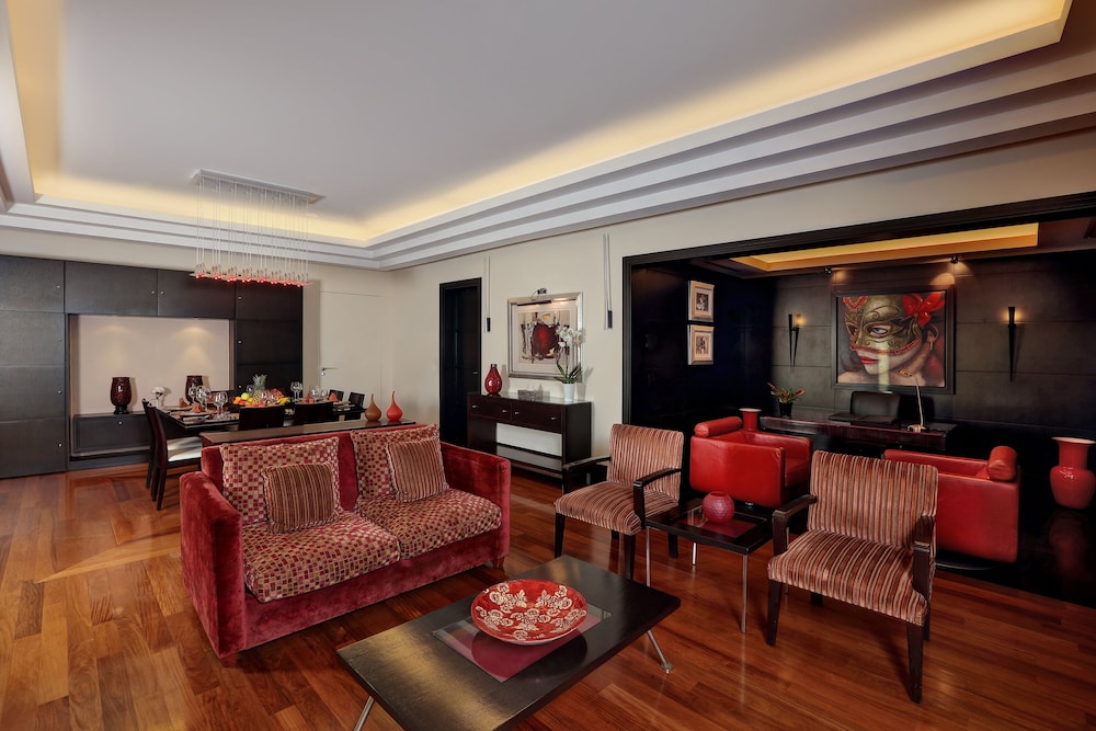 Royal Suite, 1 King Bed - Photo 10