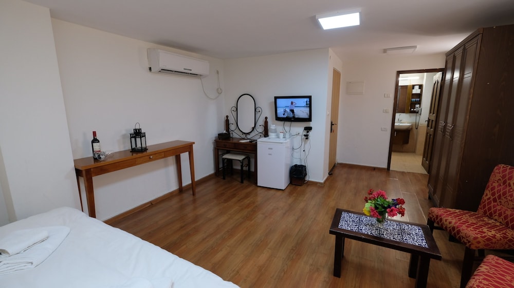 Family Room (1 Double Bed + 1 Single Bed) photo 3